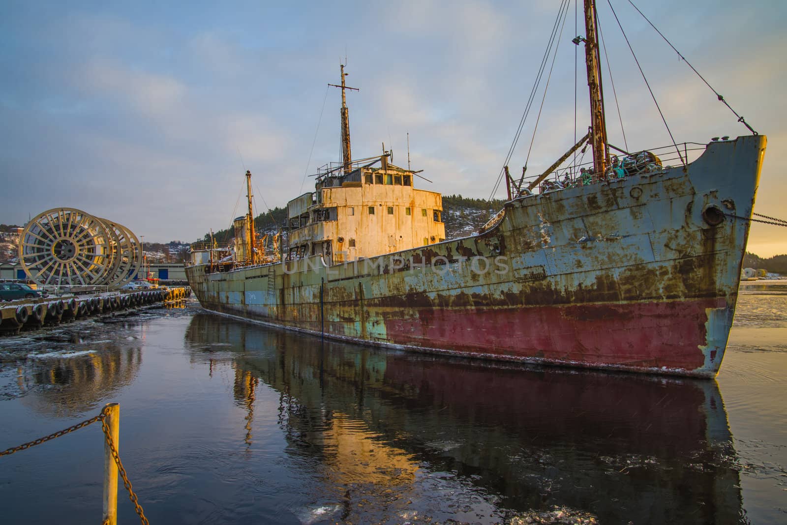 ms hamen being towed by steirus