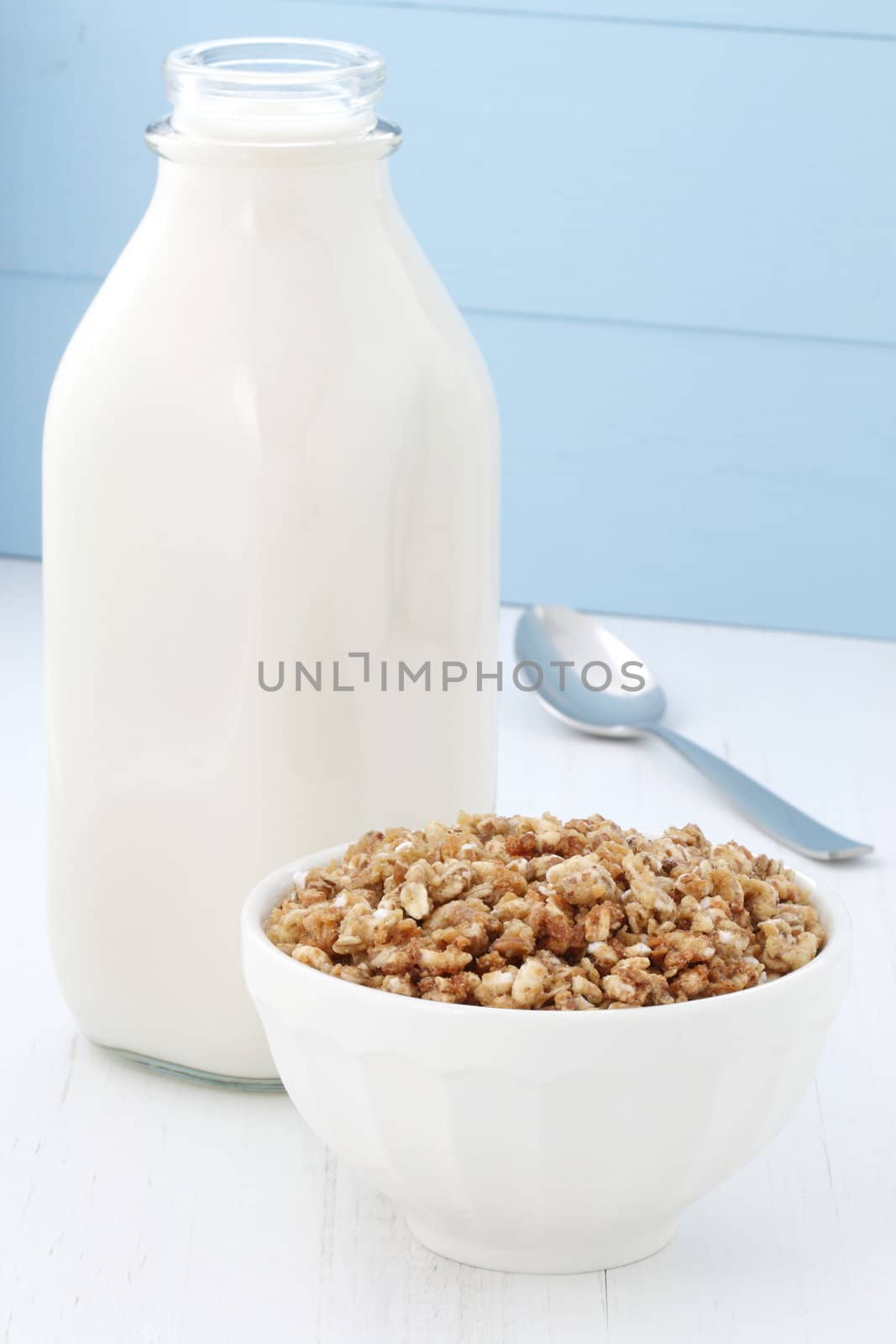 Delicious and healthy crunchy oats cereal, popular around the world, and often eaten in combination with yogurt or milk. 