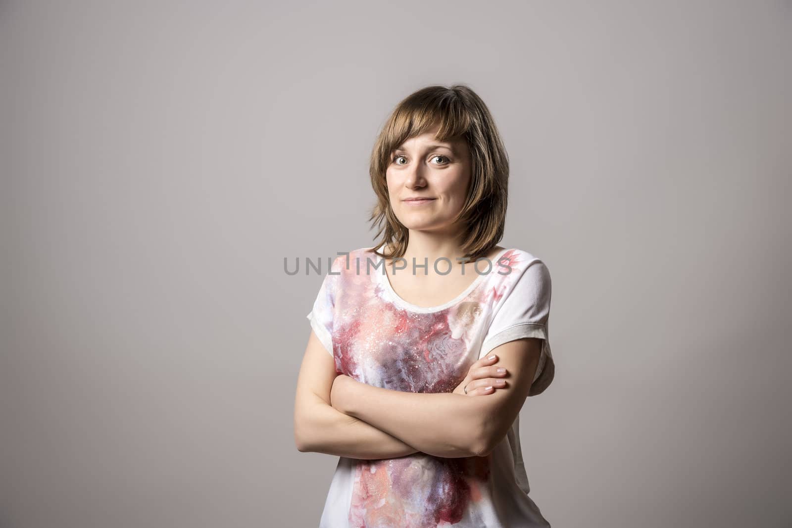 portrait of young woman with arms crossed who is looking to the viewer