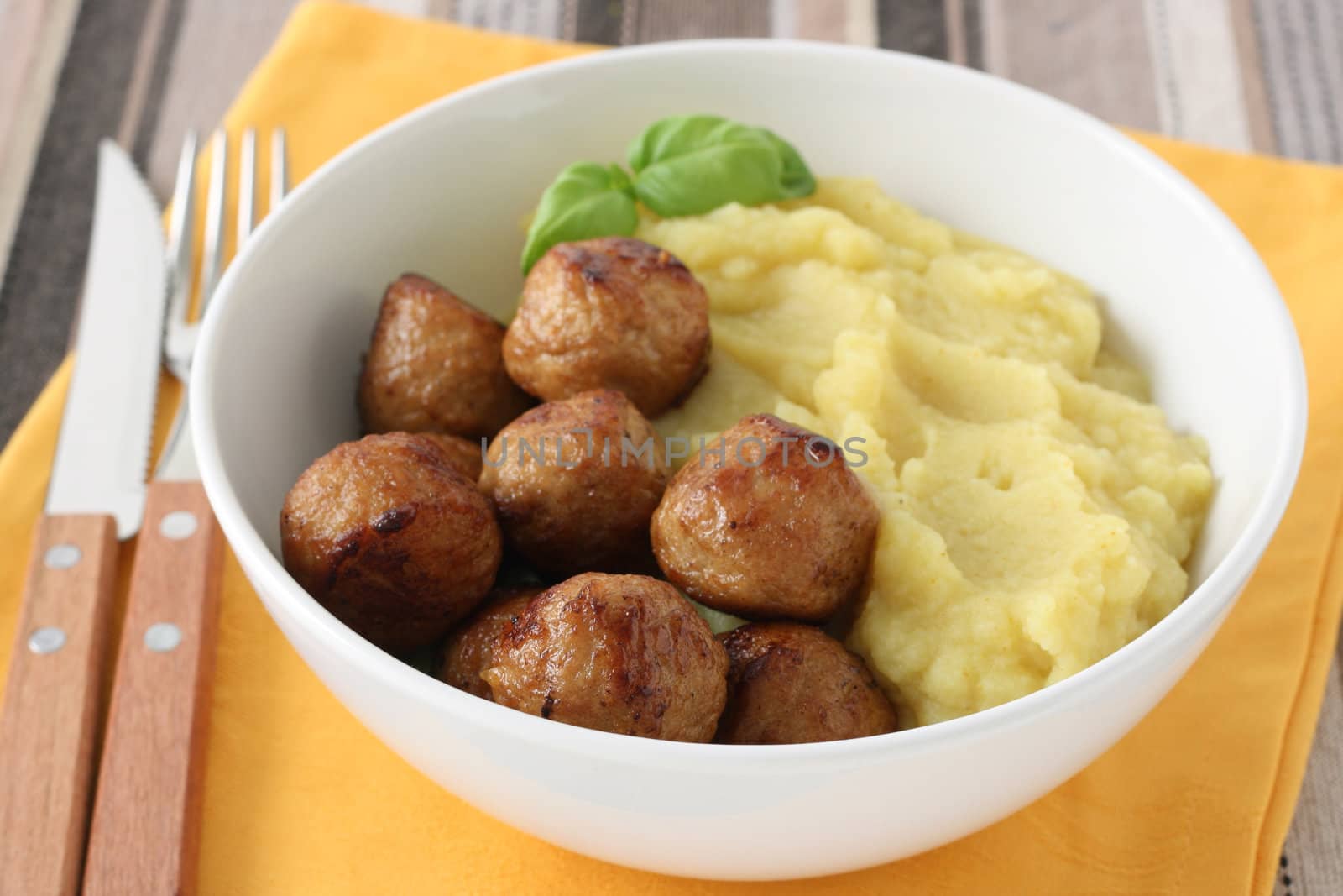 meatballs with mashed potato