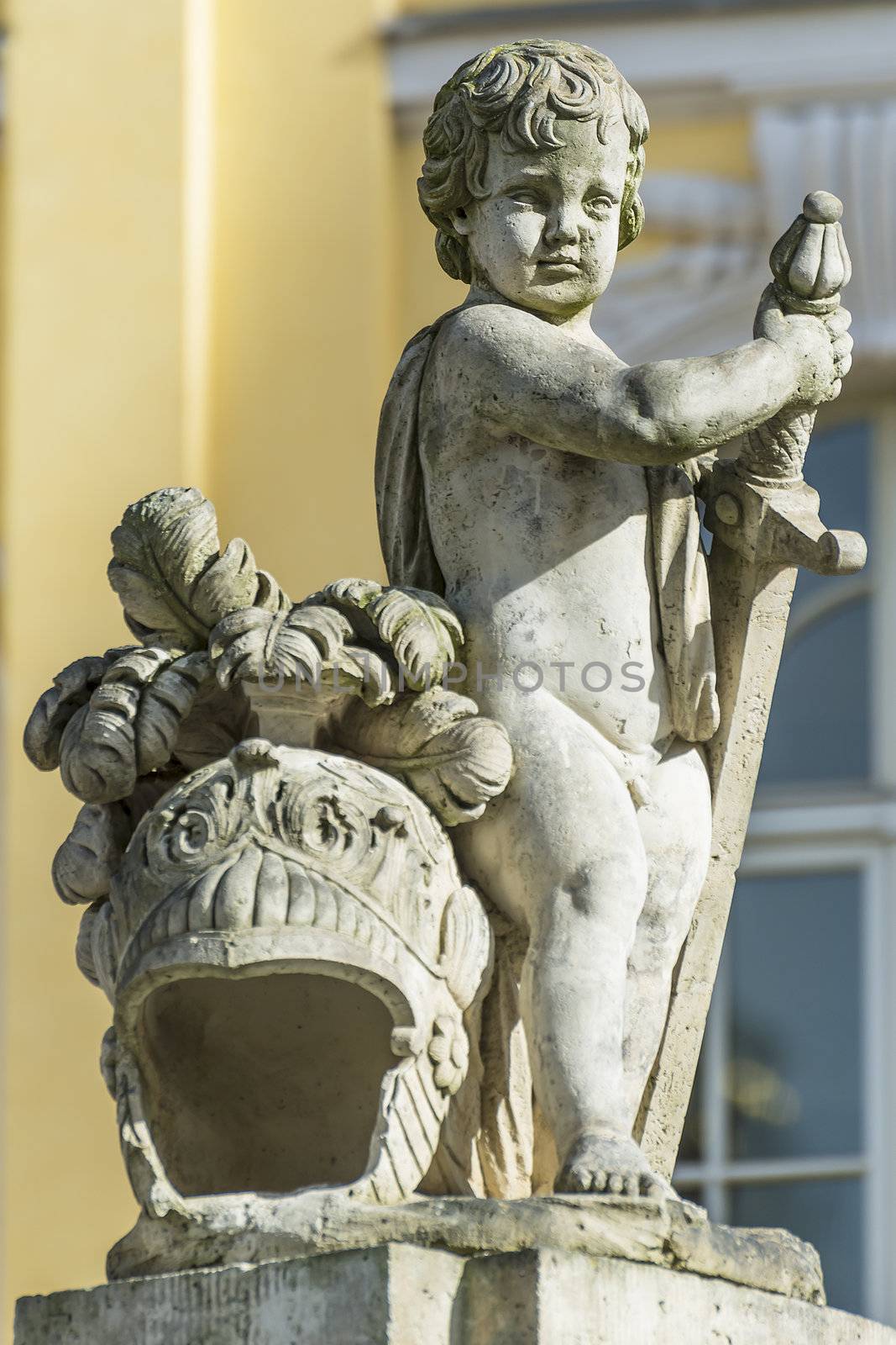 Statue with helmet in Dresden by w20er