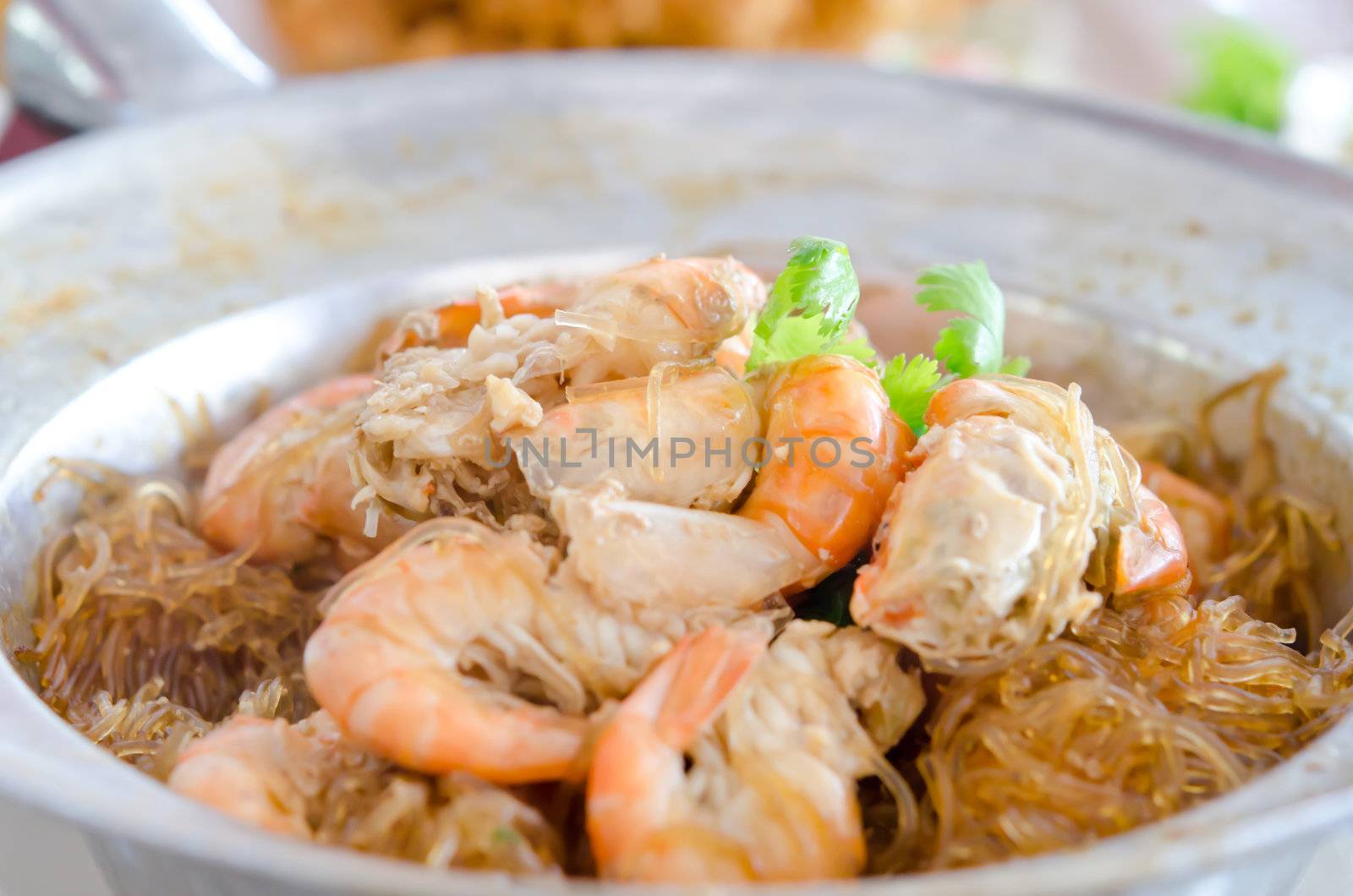 Baked vermicelli and prawn with ginger & pepper sauce