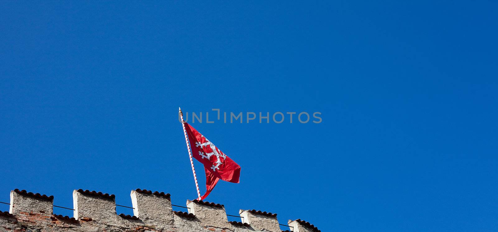 red flag of the fortress against the blue sky by jannyjus