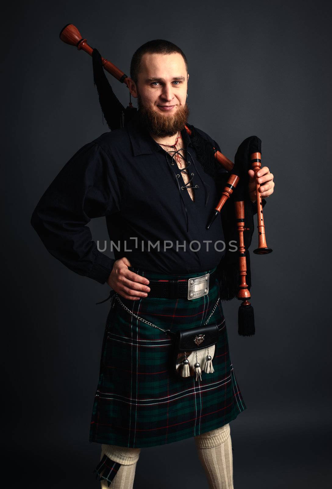 Scottish piper by nvelichko