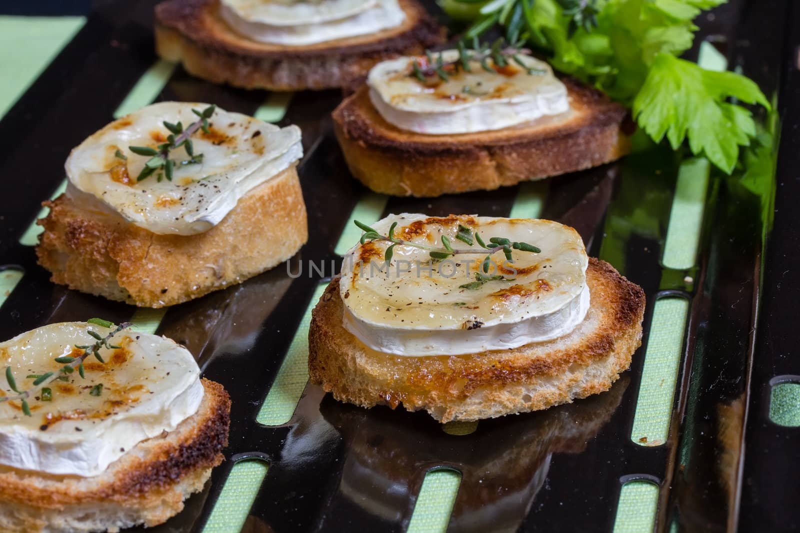 Toast with grilled goat cheese, honey and aromatic herbs