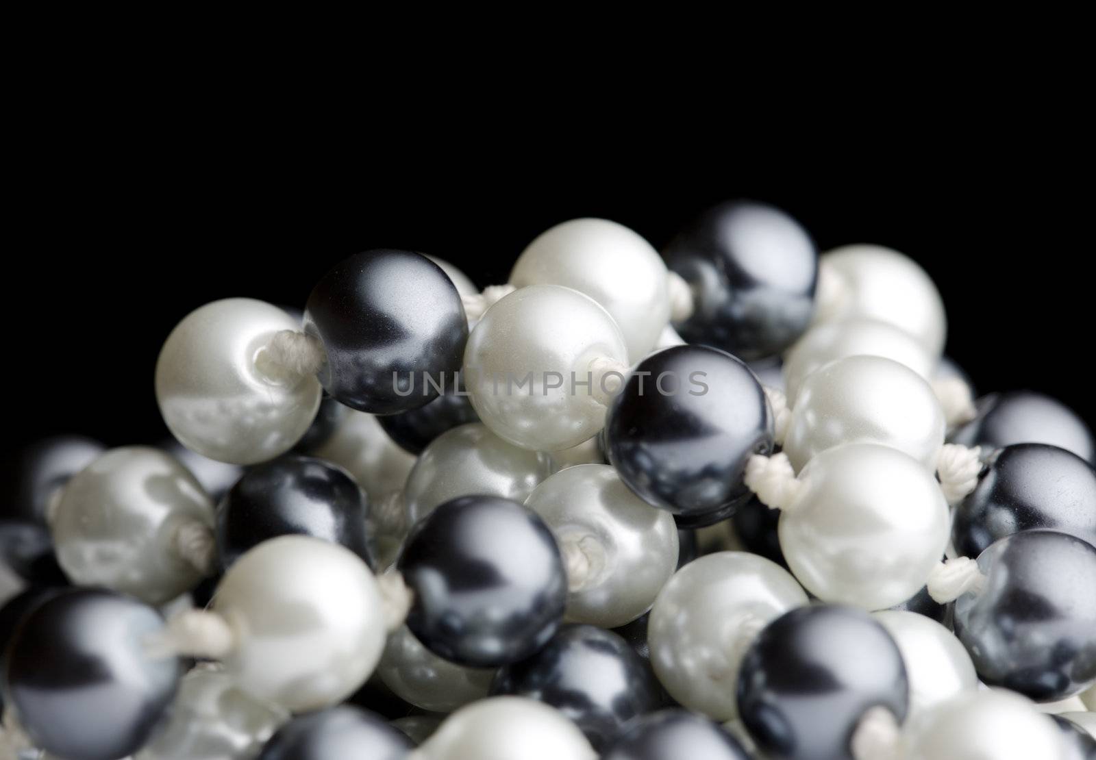 String of black and white pearls by Garsya