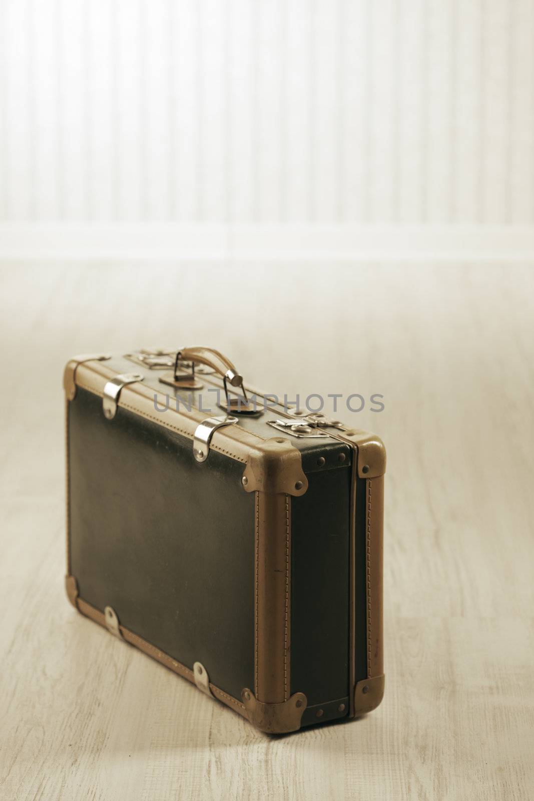 vintage luggage by stokkete