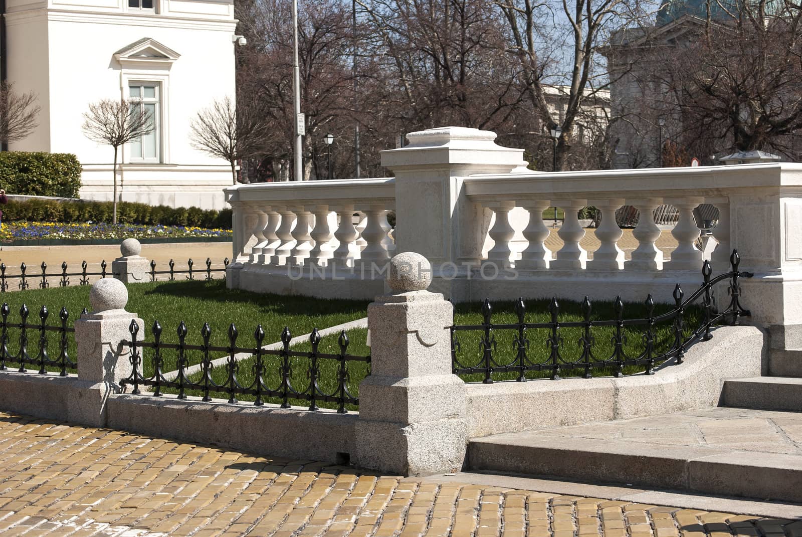 Architectural elements around monument in downtown in sunny day