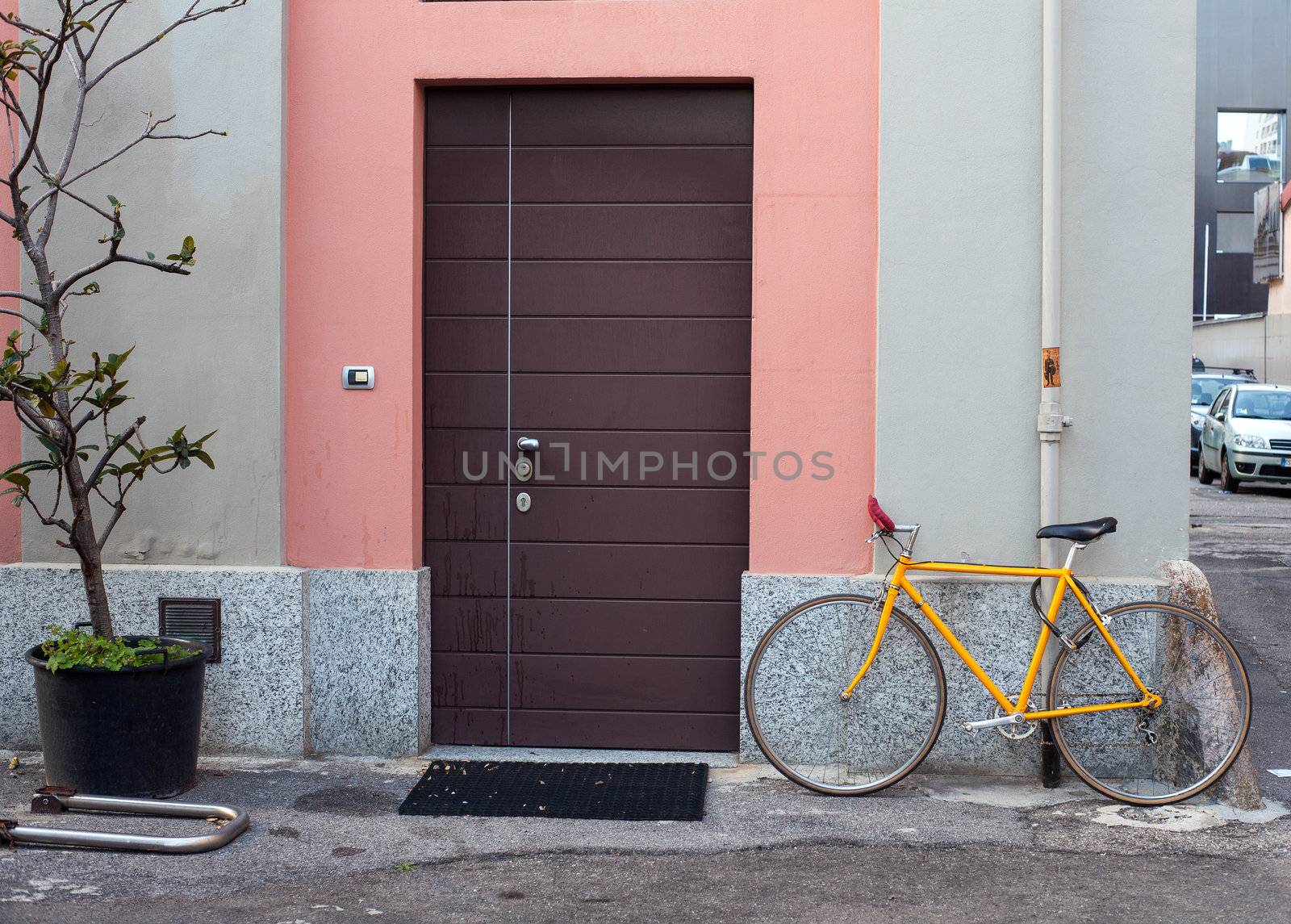 Photo of the yellow bike tied to the pole
