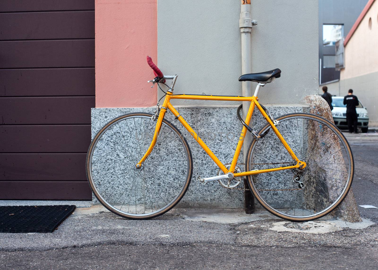 Photo of the yellow bike tied to the pole