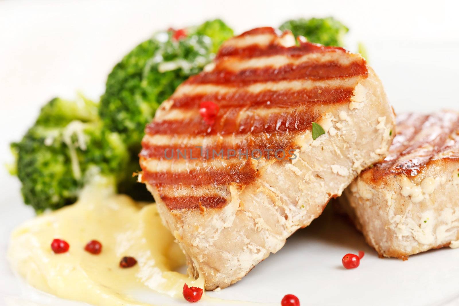 tuna steak with broccoli by shebeko