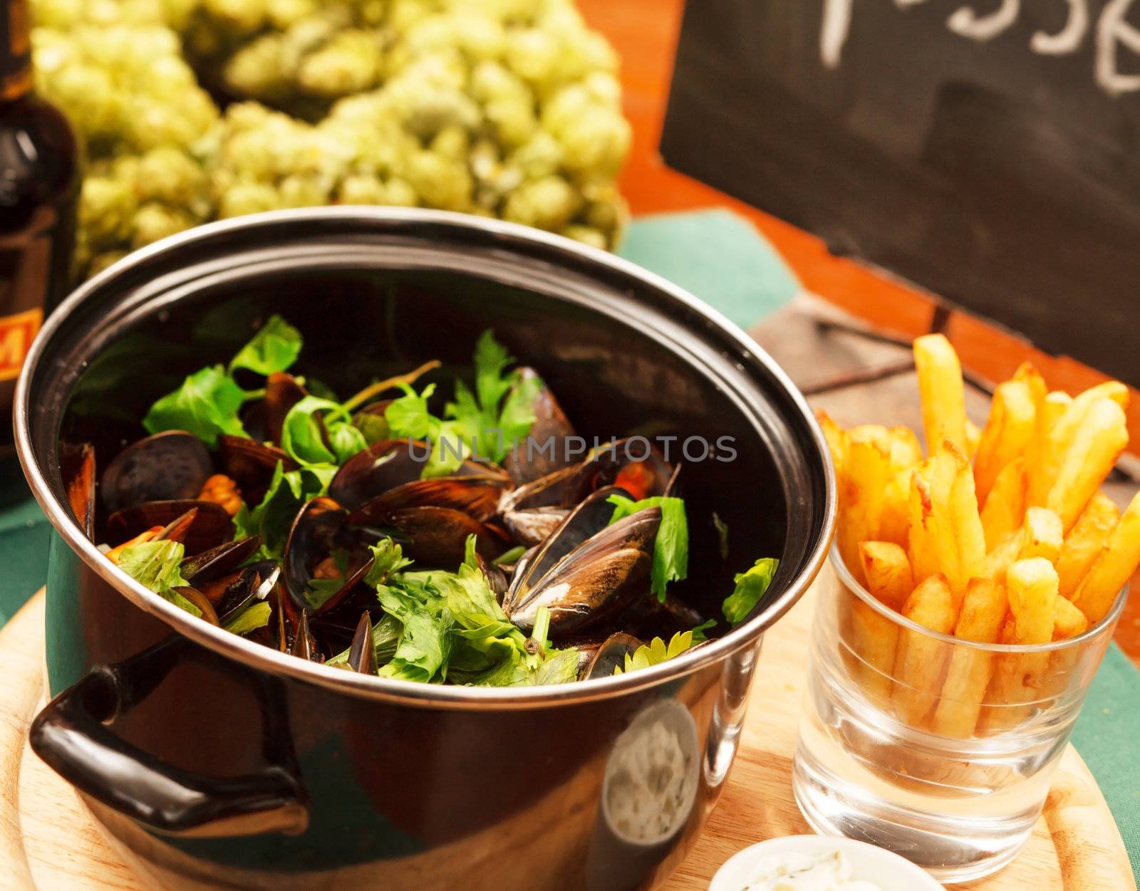 mussels with french fries  by shebeko