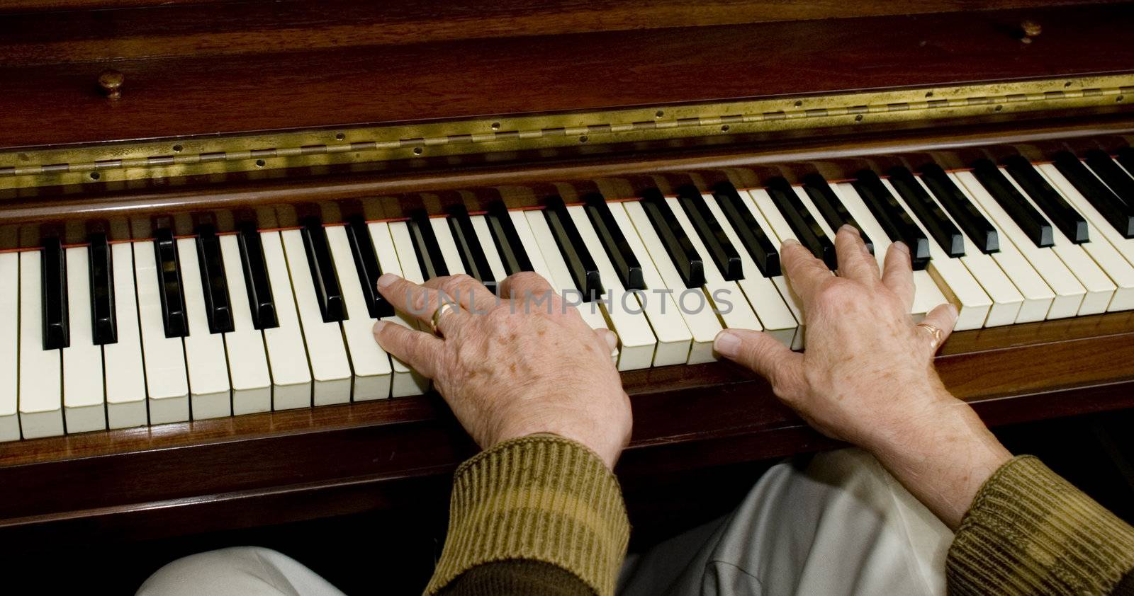 Rear flash, showing slight movement on the hands on the piano.