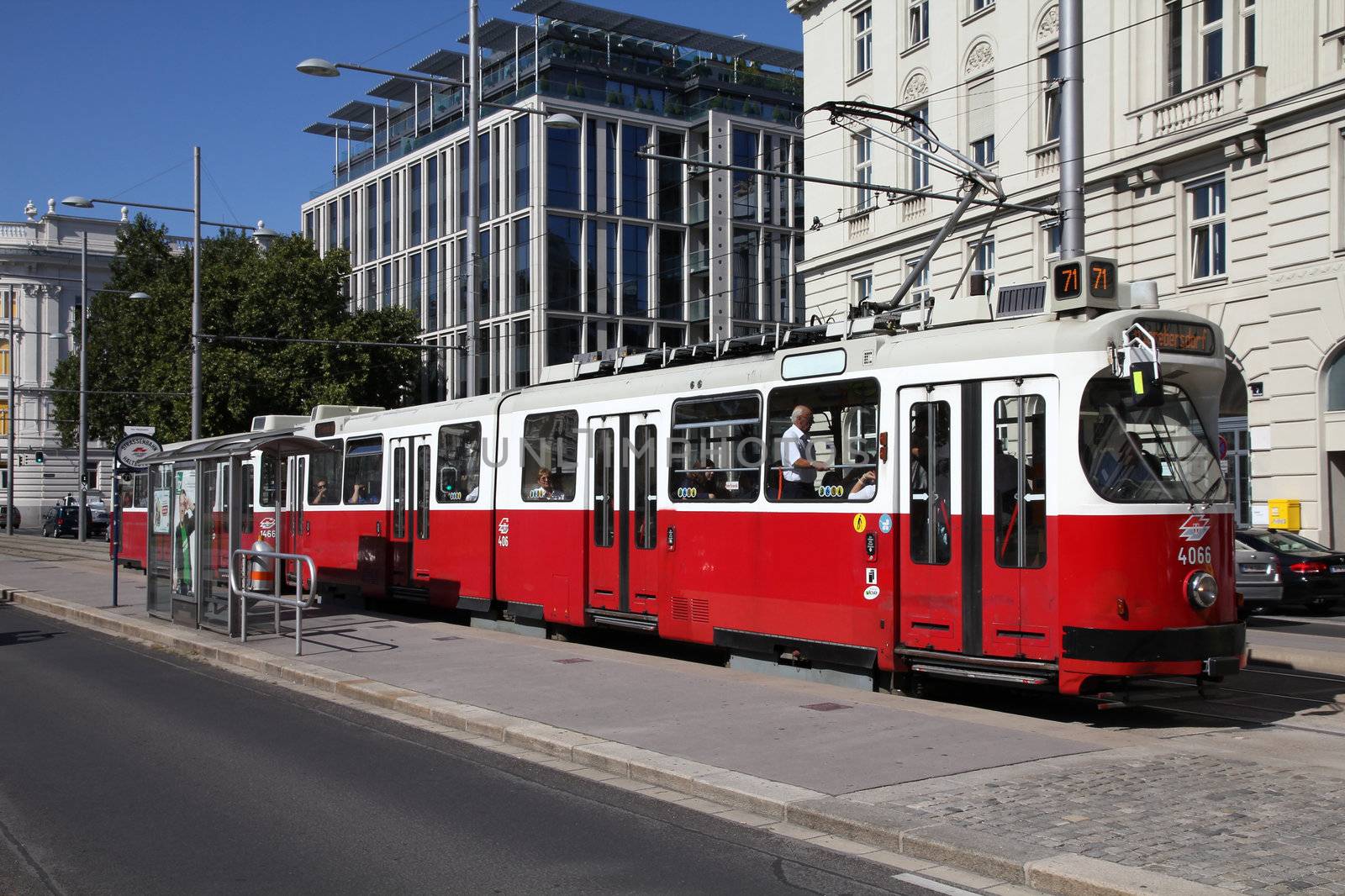 Vienna tram by tupungato