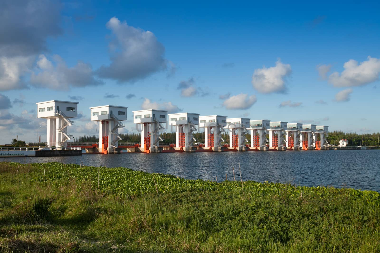 Large gates. Watershed development projects. To solve the problem, the water flows into the ocean to fresh water. Thailand