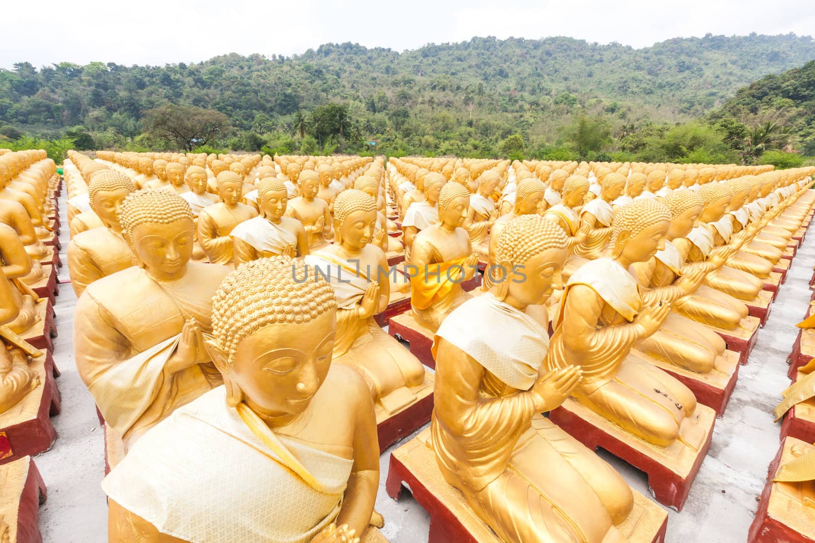 Golden buddha at Buddha Memorial park  by jame_j@homail.com