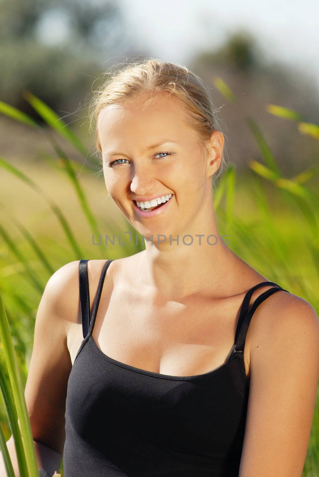 Photo-portrait of the smiling lady in sunlight