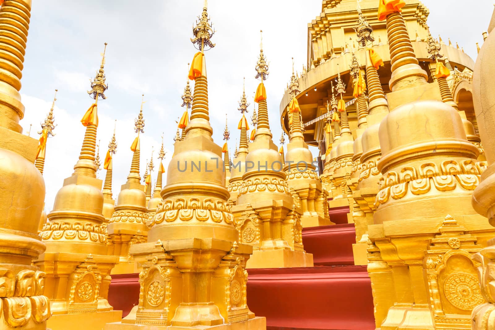 Pagoda in Wat-Sawangboon by jame_j@homail.com