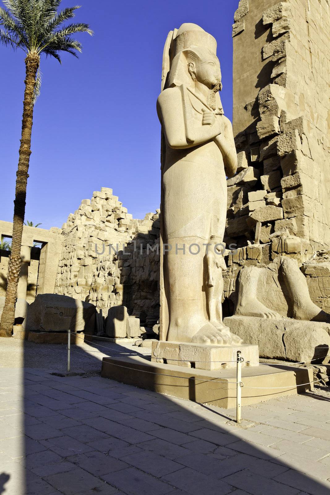 statue of pharaoh pinudjem at temple of karnak, luxor, egypt