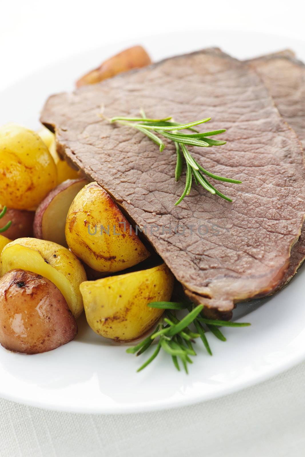 Roast beef and potatoes by elenathewise