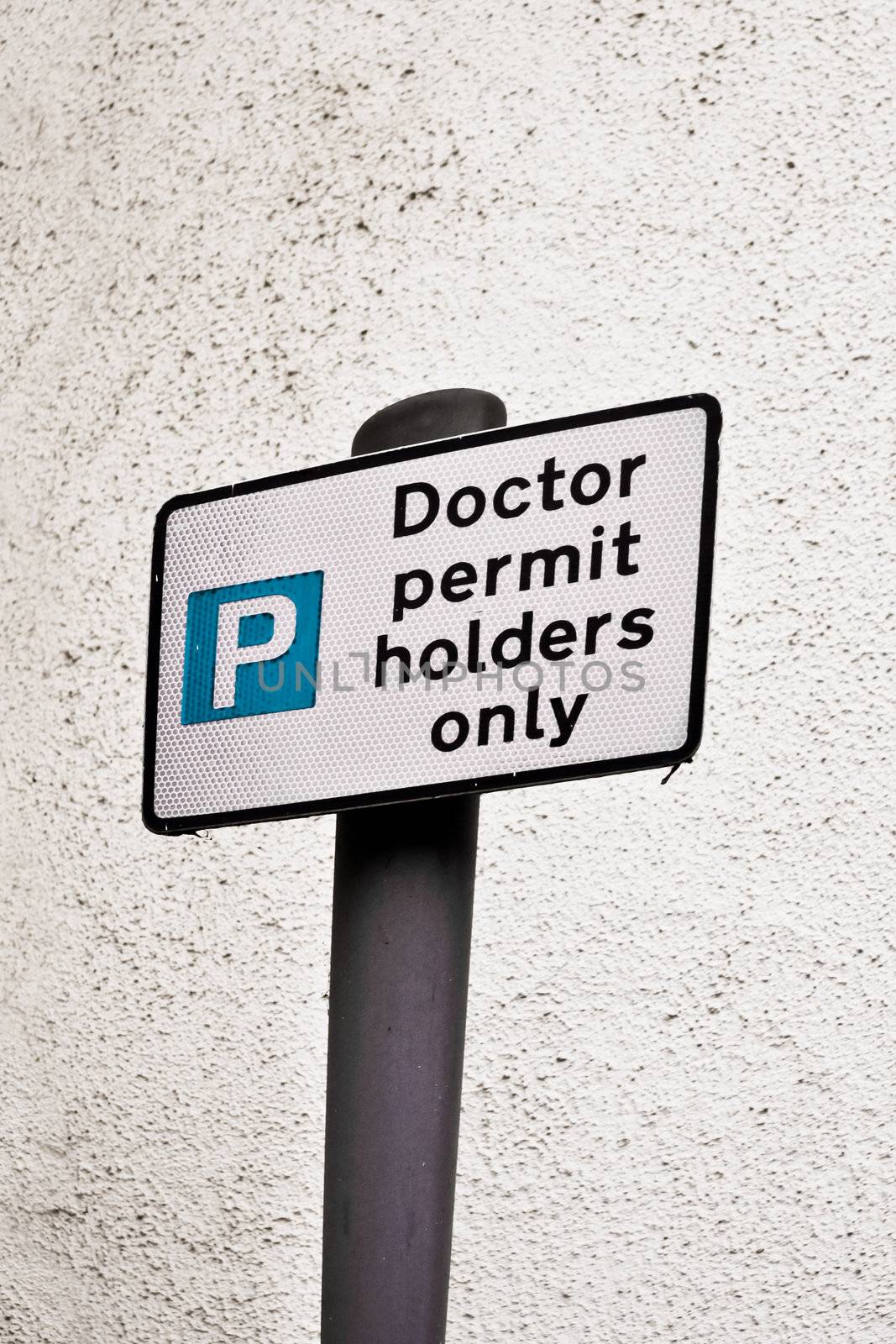 A parking sign for doctor parking only
