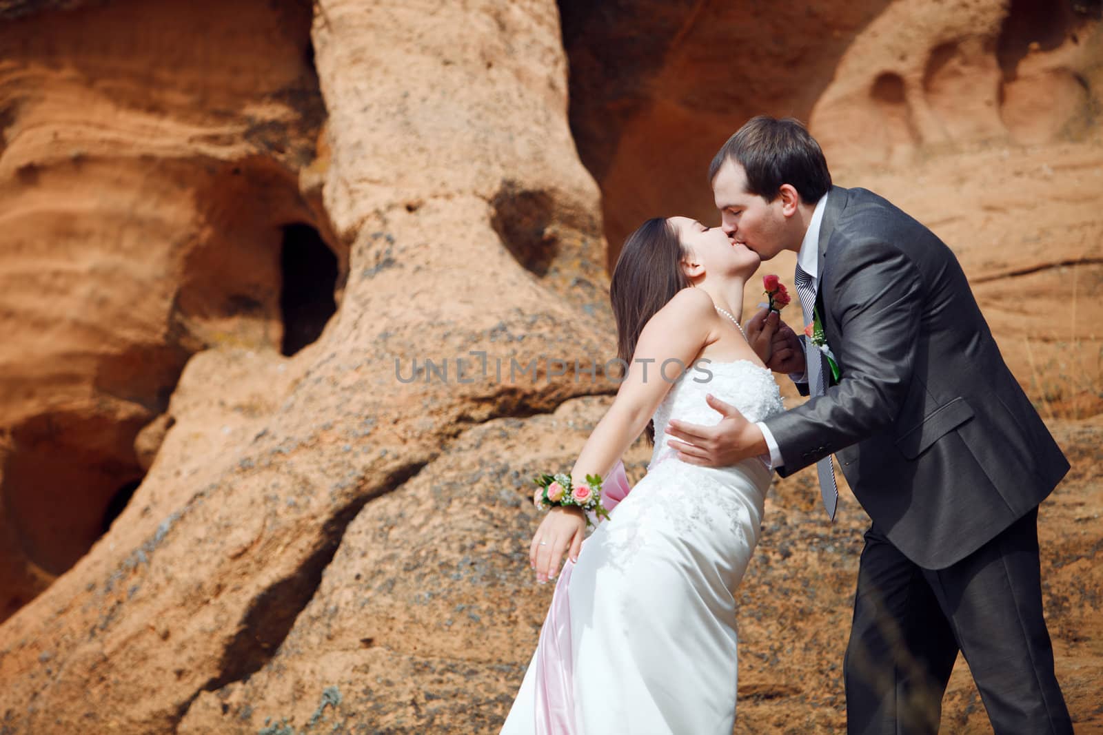 couple kiss in the mountains