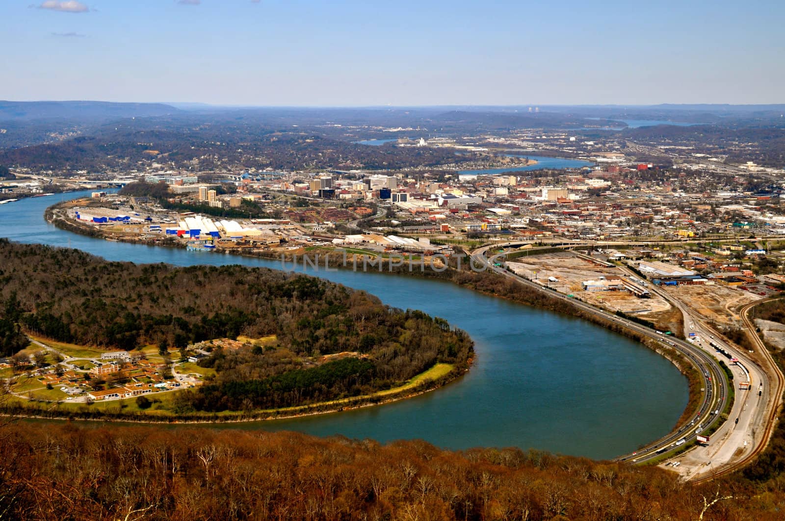 Tennessee River winds around Chattanooga
