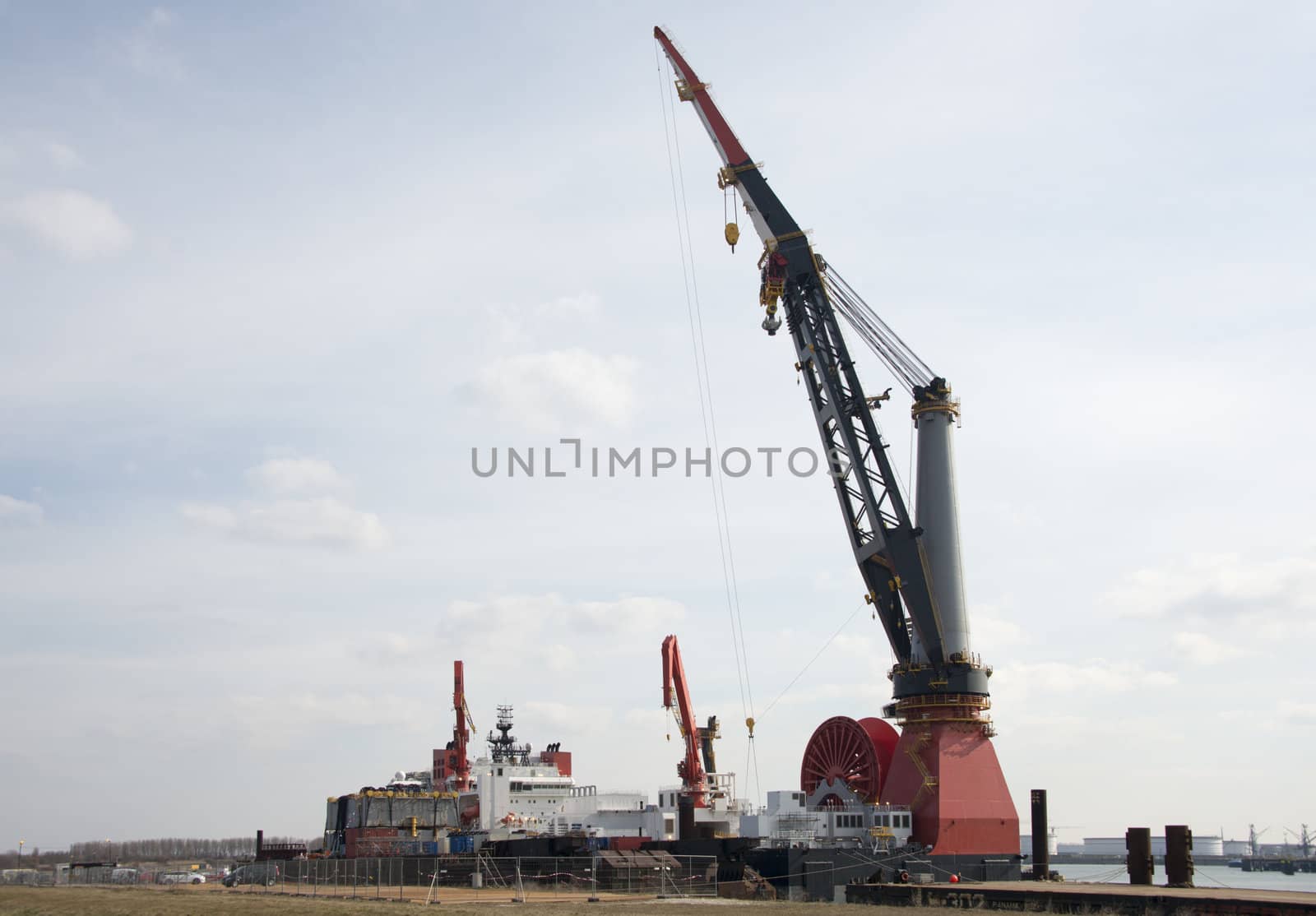 giant crane platform in holland by compuinfoto