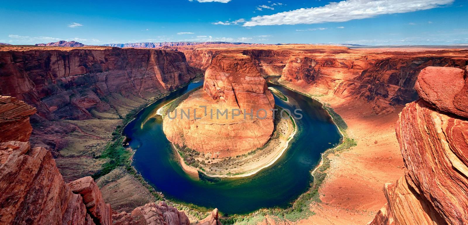 panoramic view of Horseshoe Bend  by vwalakte