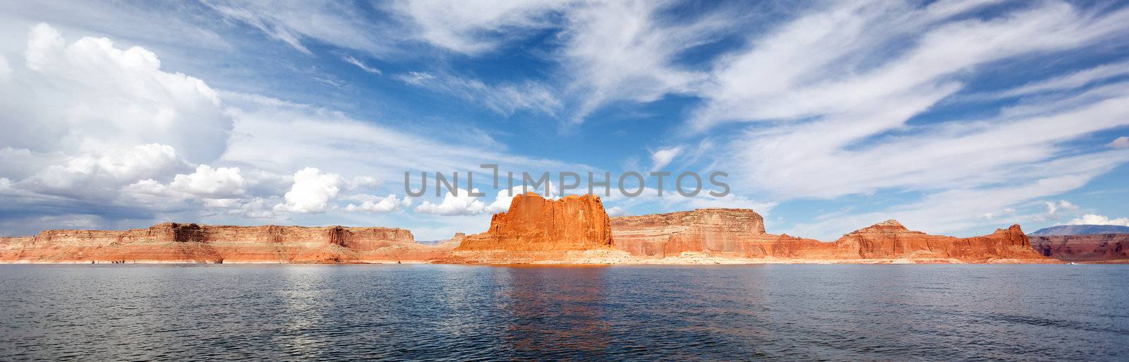 panoramic view of famous lake Powell by vwalakte