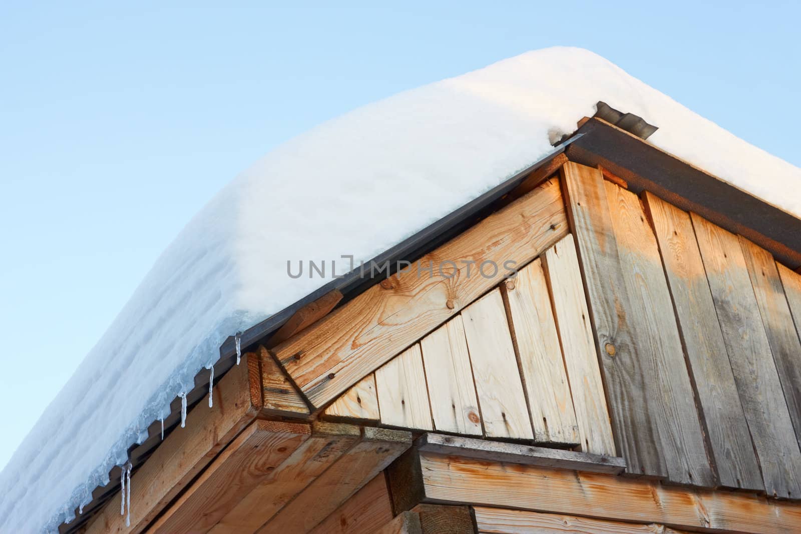 Roof of rustic wooden with snow by qiiip