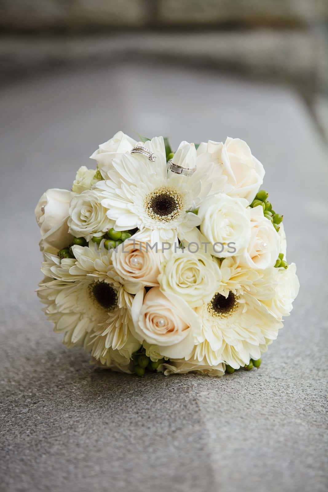 Wedding bouquet and rings by Talanis