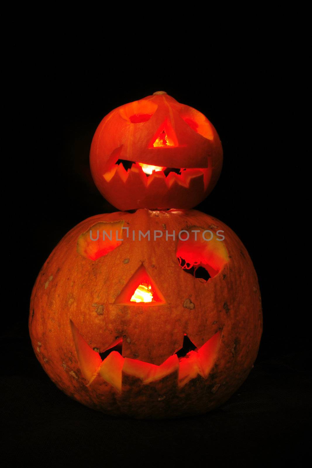 halloween pumkins in the dark night with candle lights