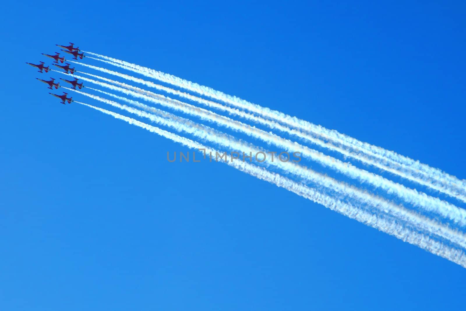 airplanes on the blue sky (very nice fly effect)
