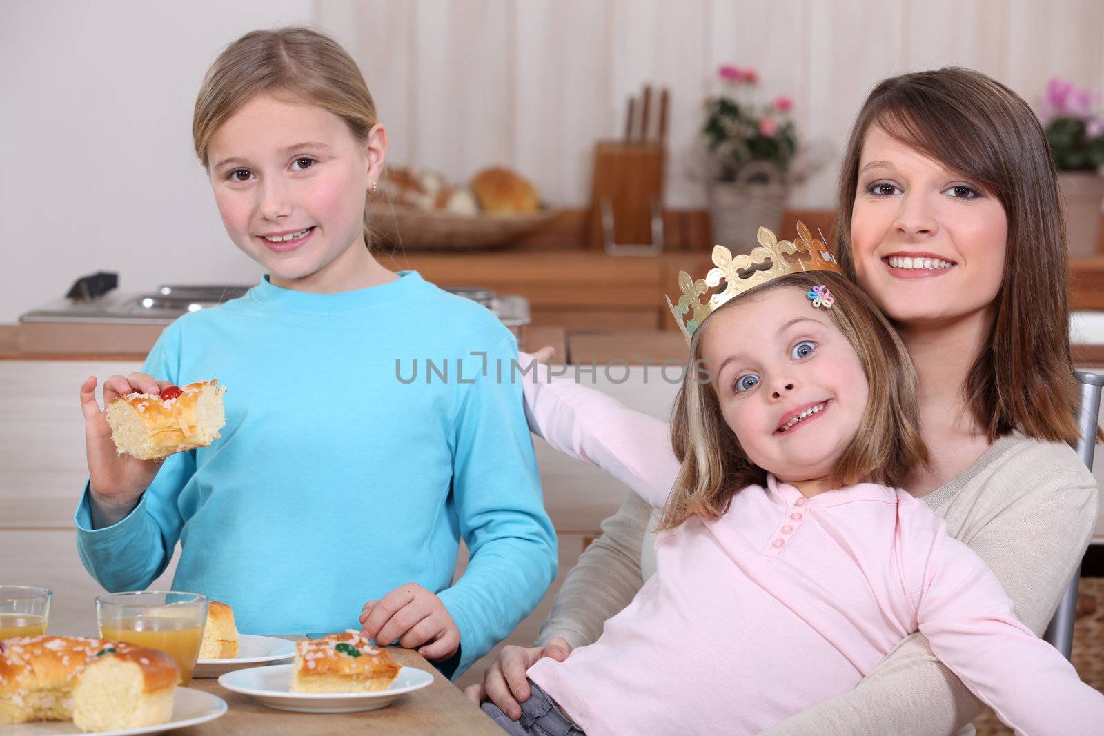 Children eating a French 'galette de rois'