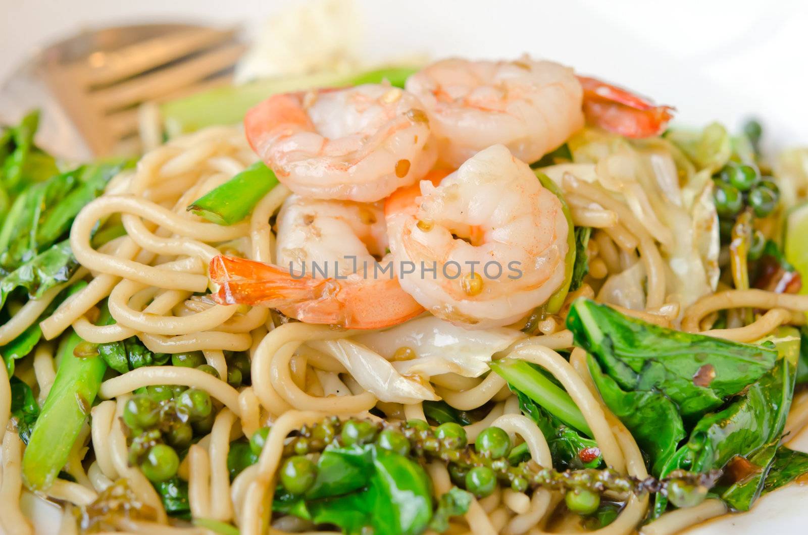 close up spaghetti with shrimp  and mix vegetable , spicy seafood