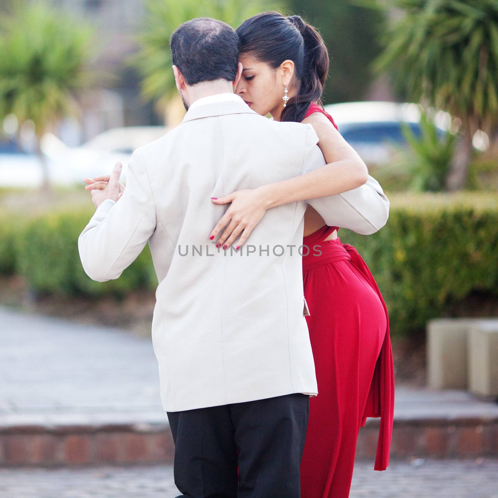BUENOS AIRES - MAY 1: A pair of tango dancers perform on May 1, 2012  in San Telmo in Buenos Aires, Argentina.