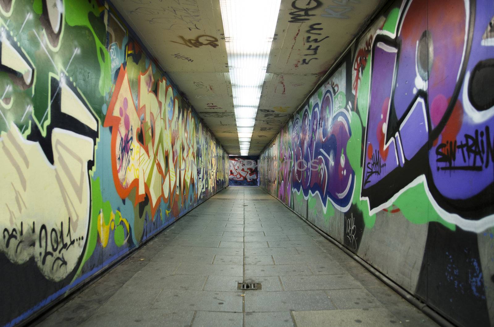 Graffiti urban tunnel by HERRAEZ