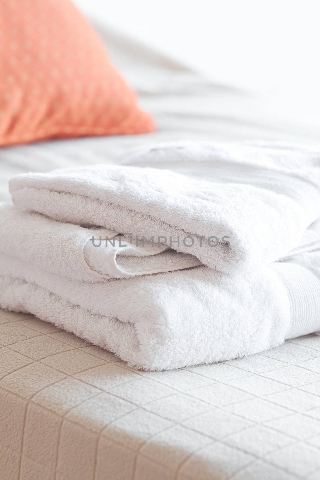 white towels lying on the bed by jannyjus