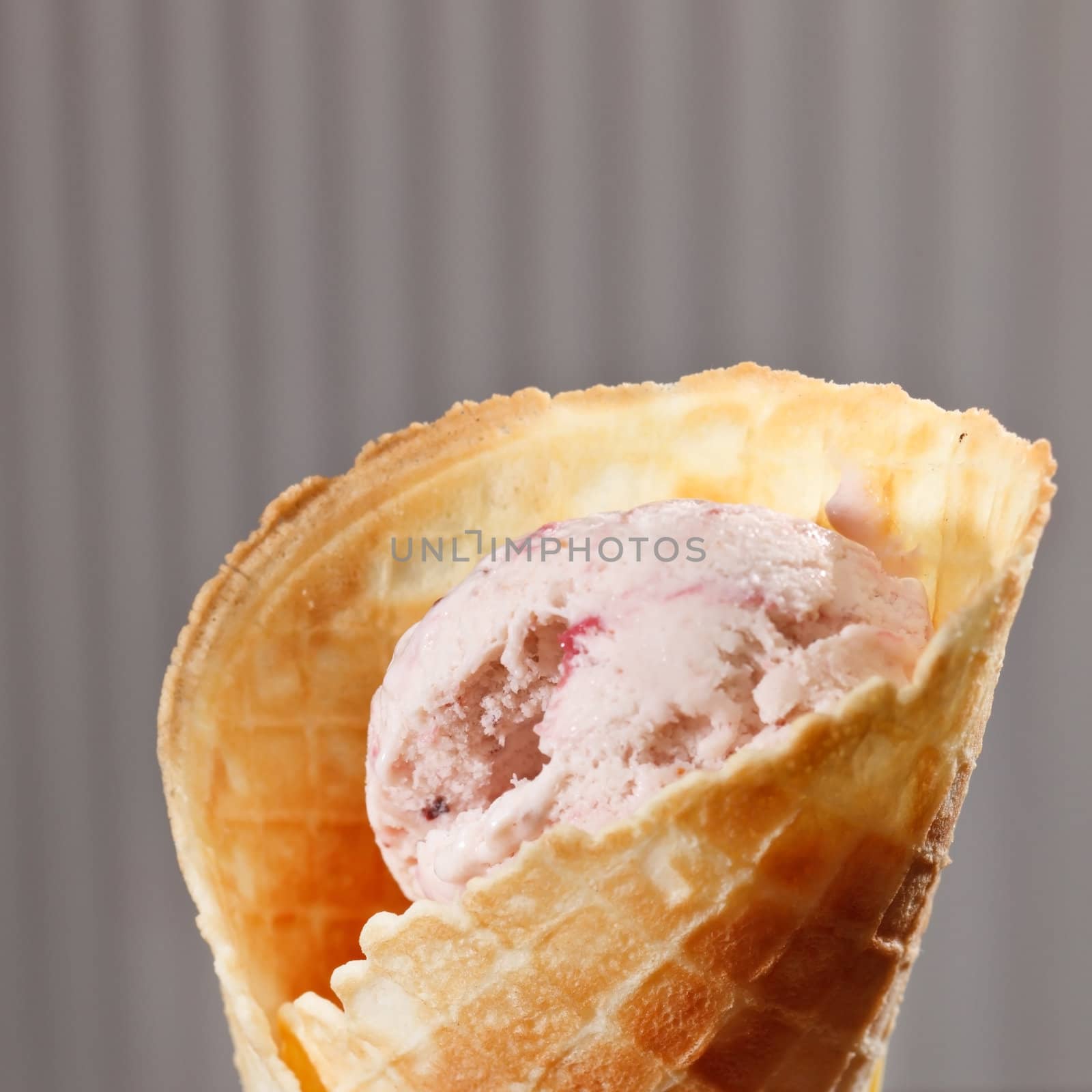 strawberry ice cream by shebeko