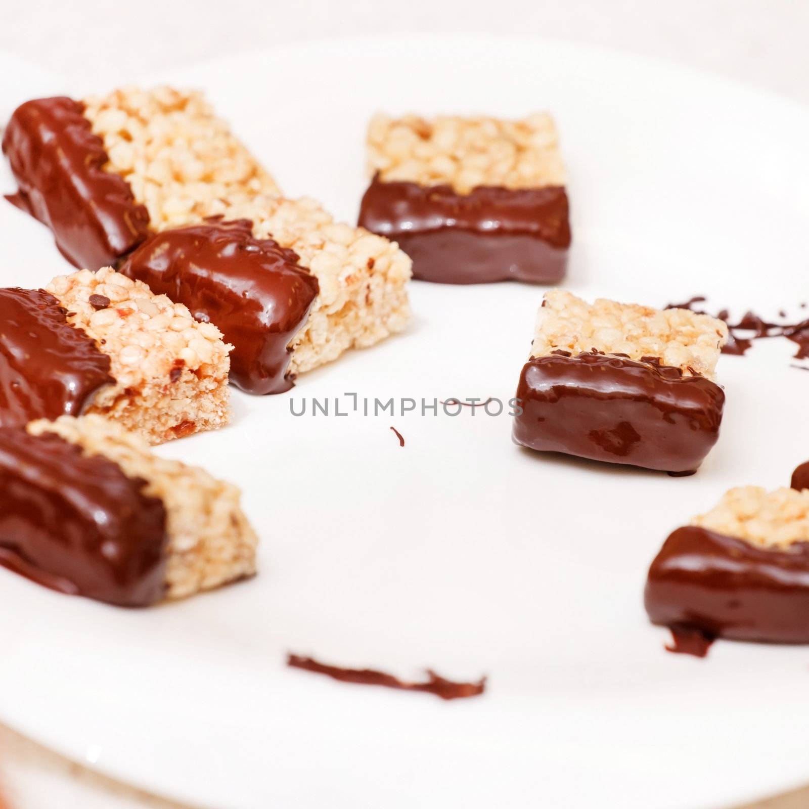 granola bars with chocolate by shebeko