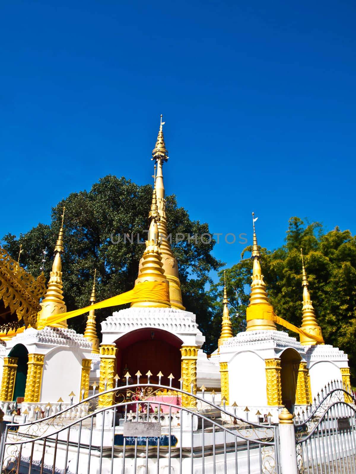 Golden pagoda in Tai Yai style in Wat Klang, Pai in Mae Hong Son by gururugu
