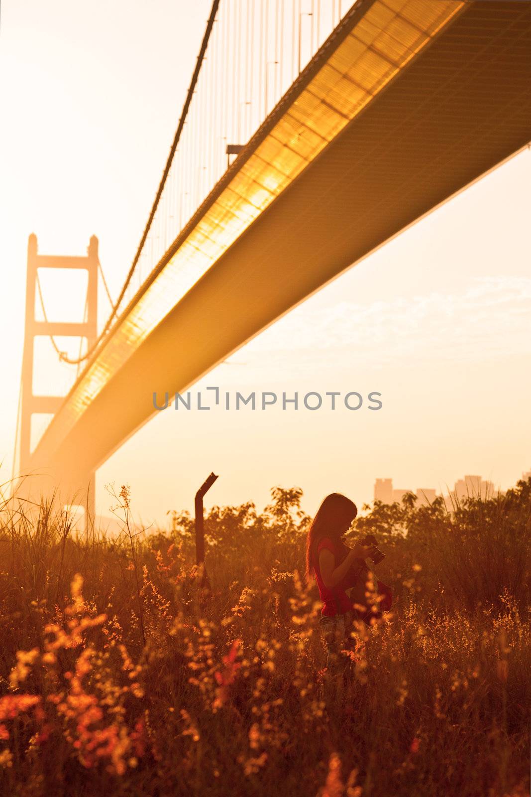 Female photographer under sunshine by kawing921