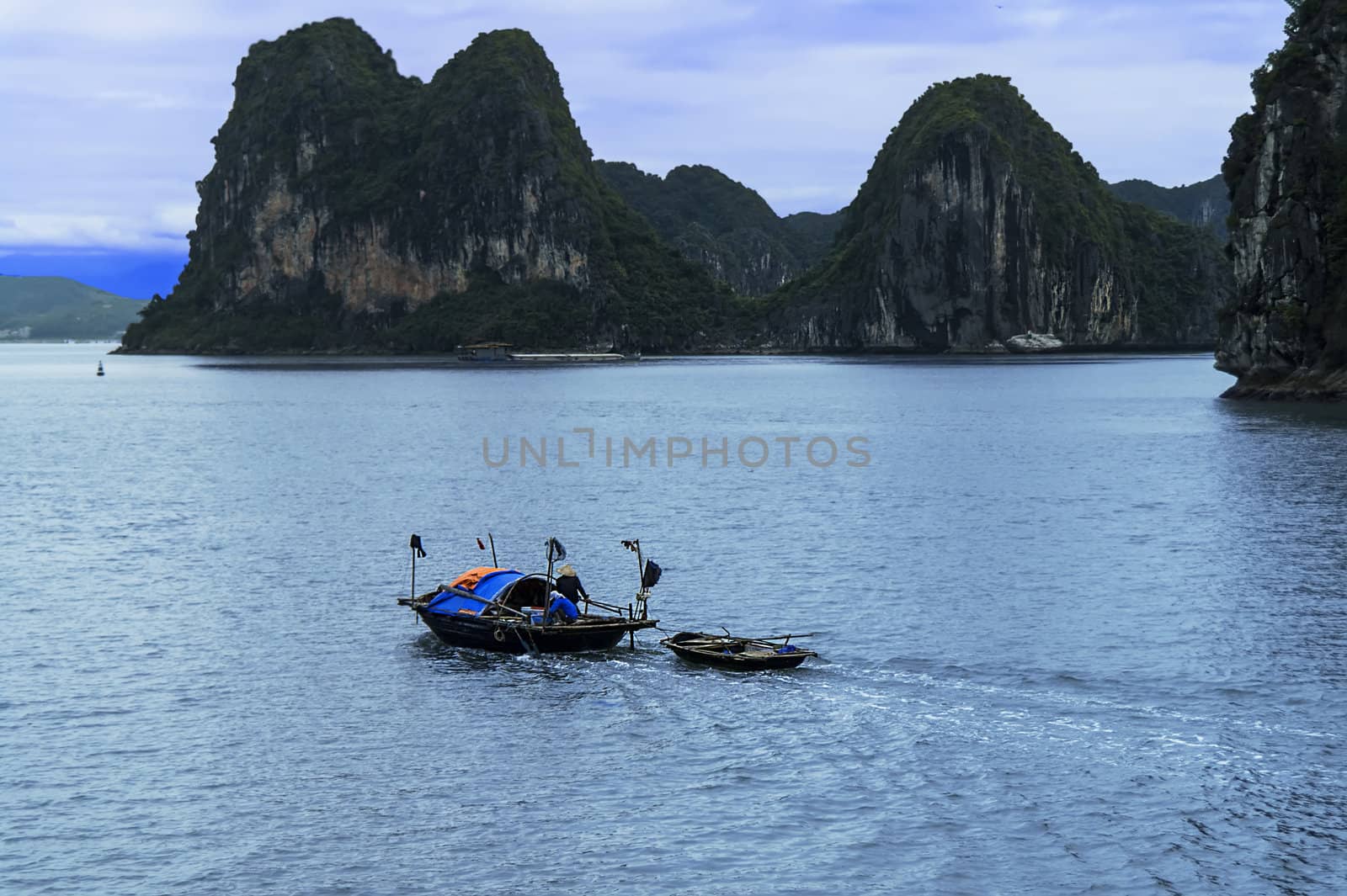 Fishing boat in Halong Bay. by GNNick