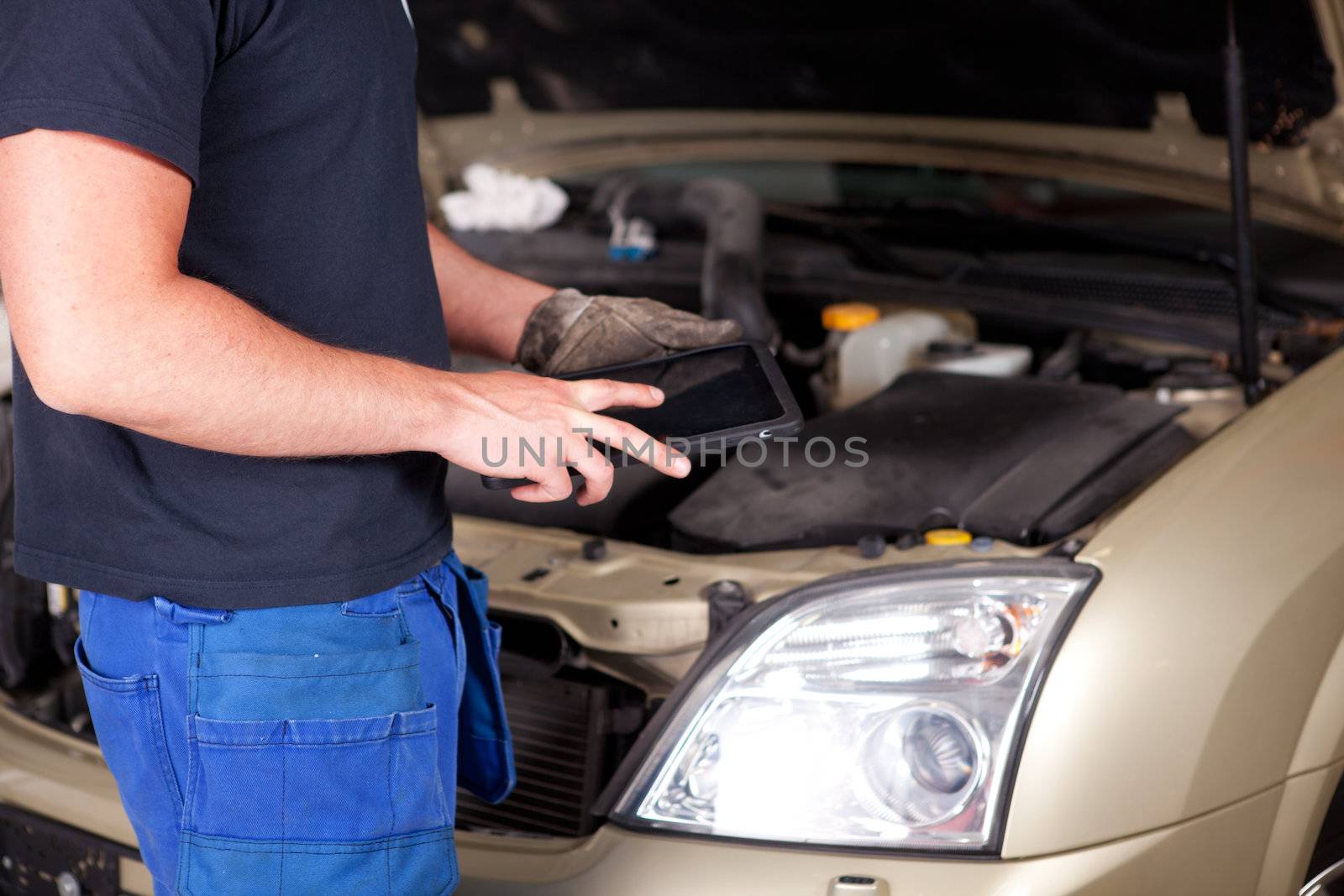 Mechanic with Digital Tablet by leaf