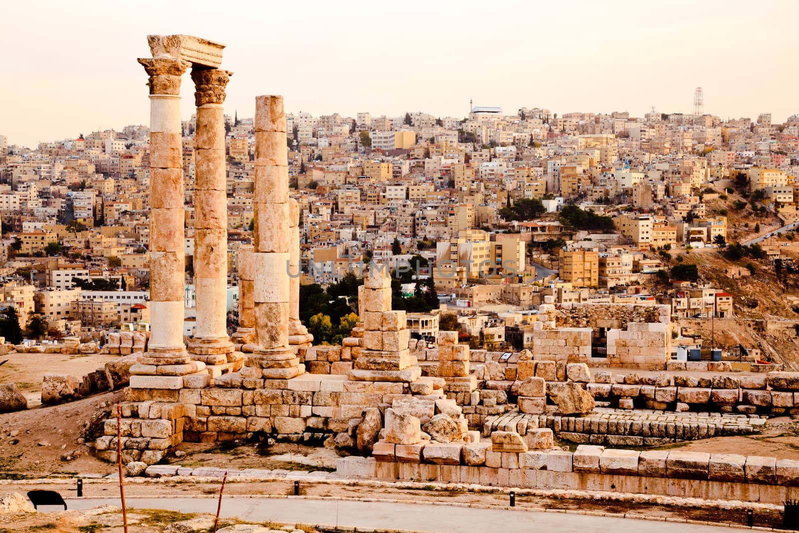 Temple of hercules in ancient city of jerash, jordan