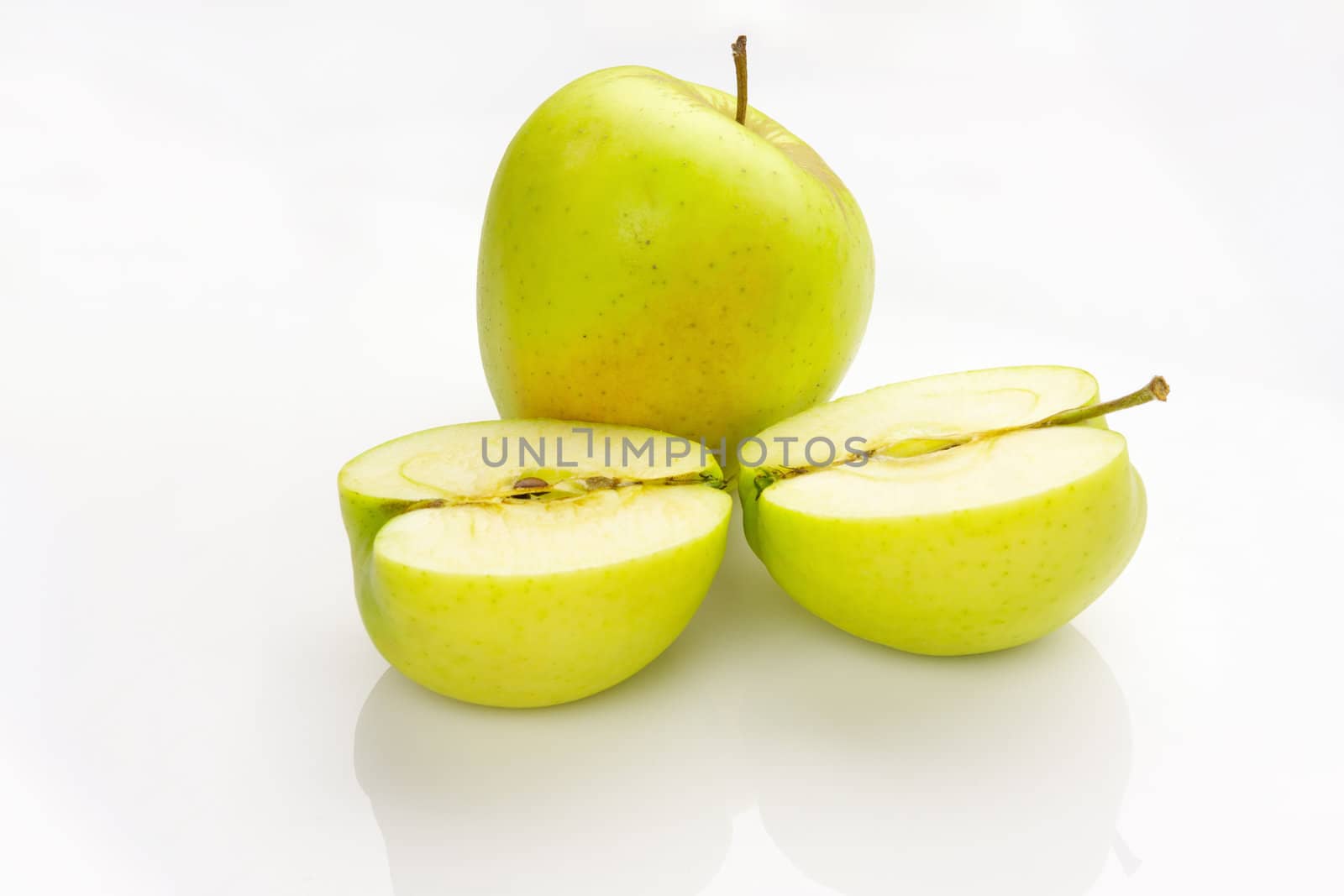 whole and sliced ​​apple with reflection