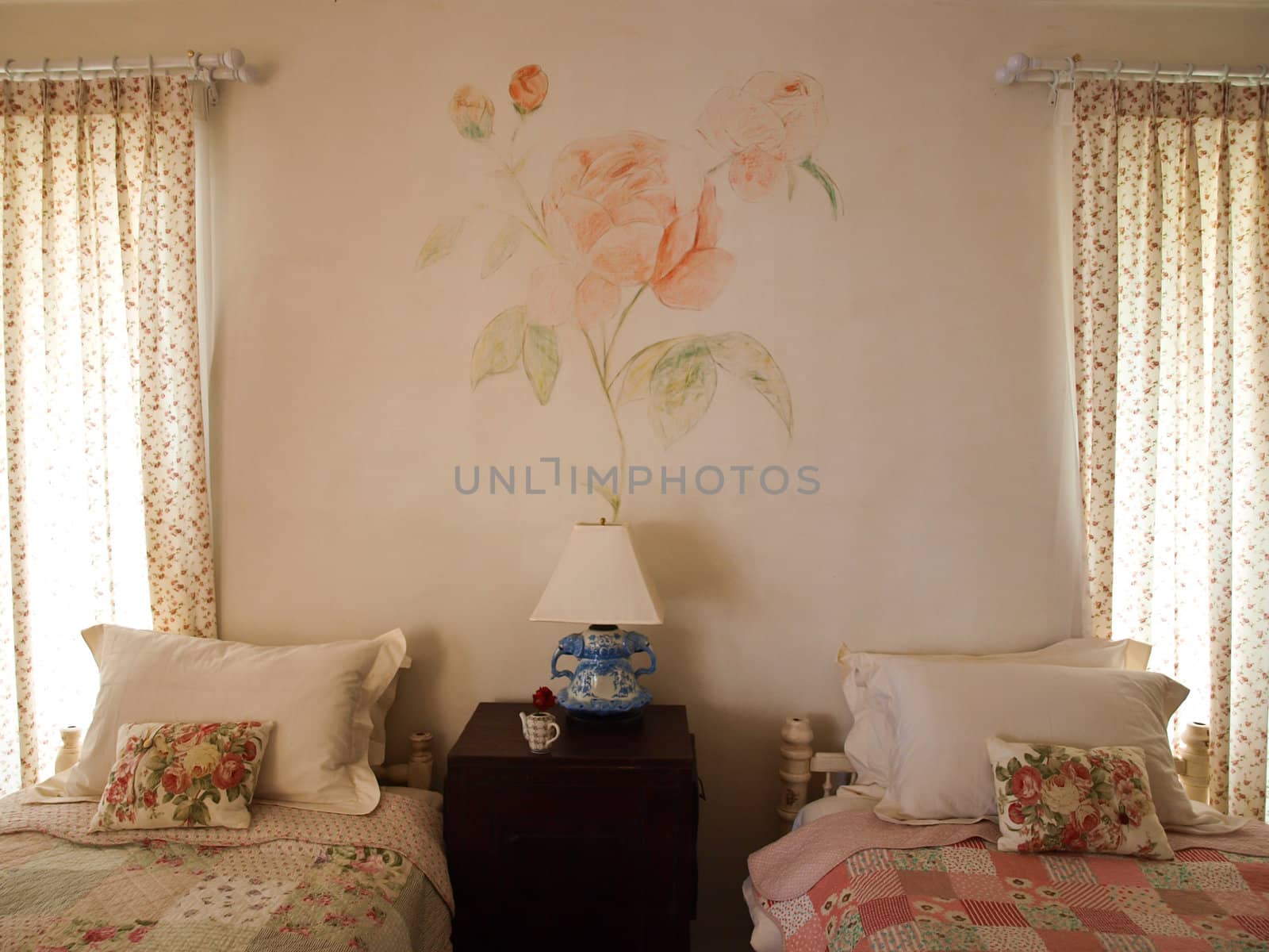 Twin bedroom with roses fresco decoration by gururugu