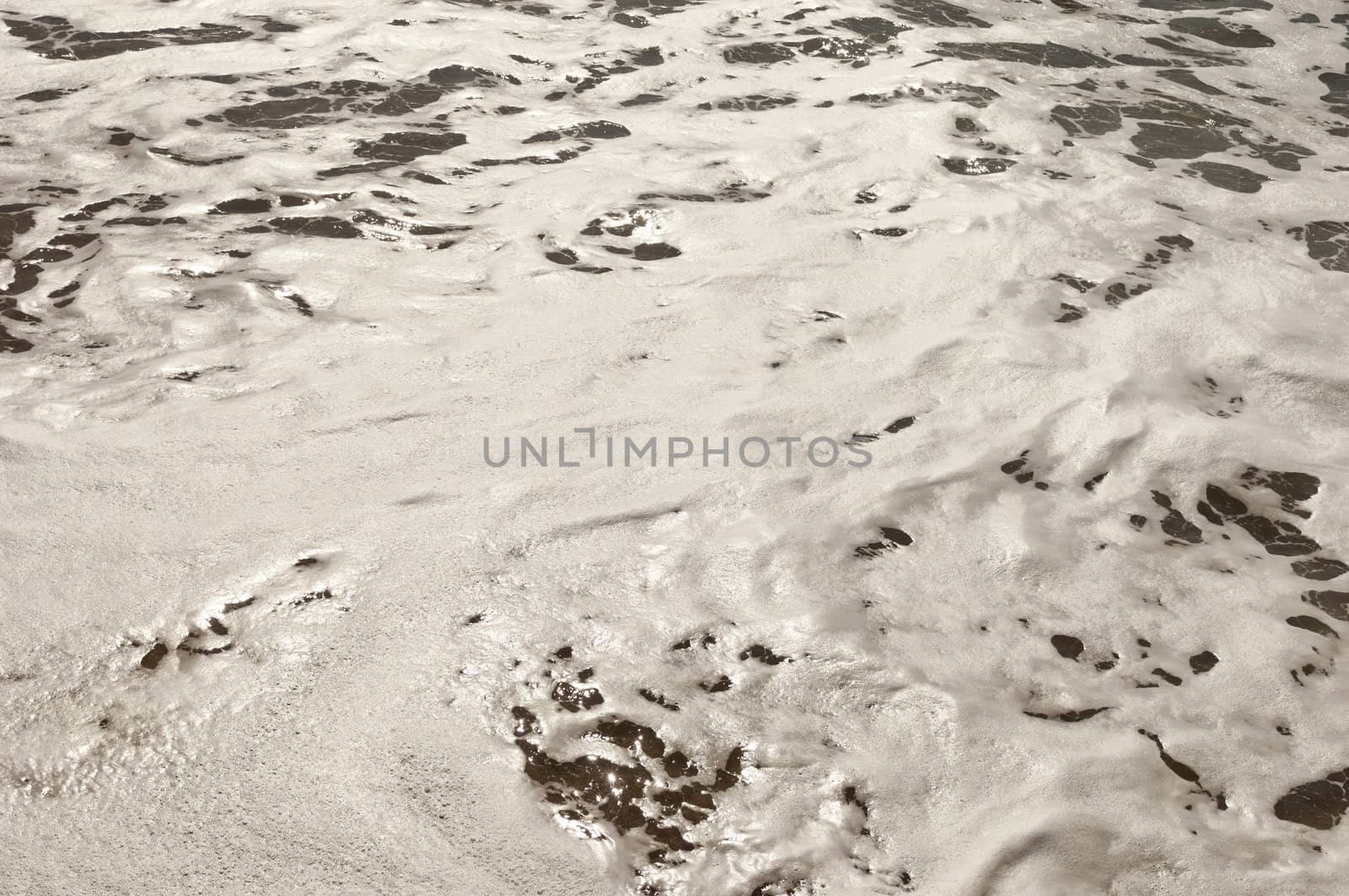 Sea foam by mrfotos