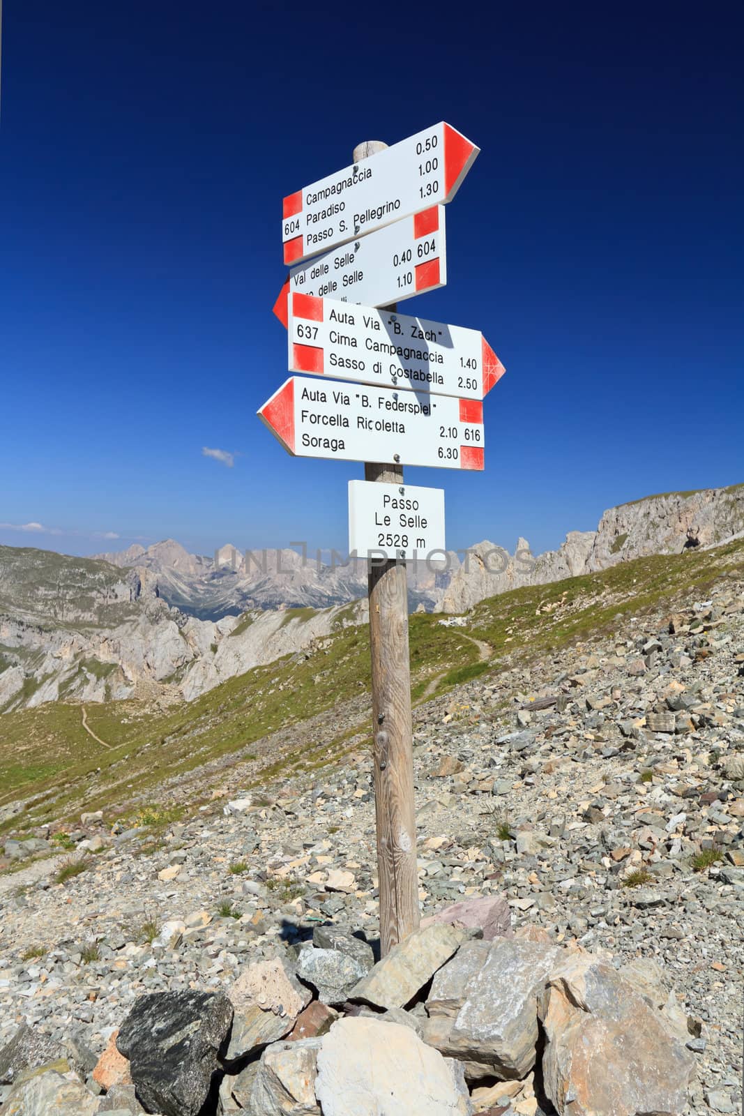 directions for trekking in Selle pass, Italian Dolomites